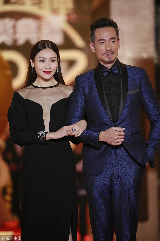 陈豪手挽李佳芯甜蜜亮相tvb台庆 蓝色西装帅气绅士十足_新浪看点