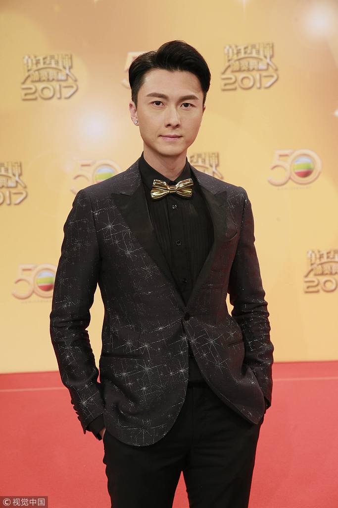 王浩信入围视帝人气高涨 西装亮相帅气有型