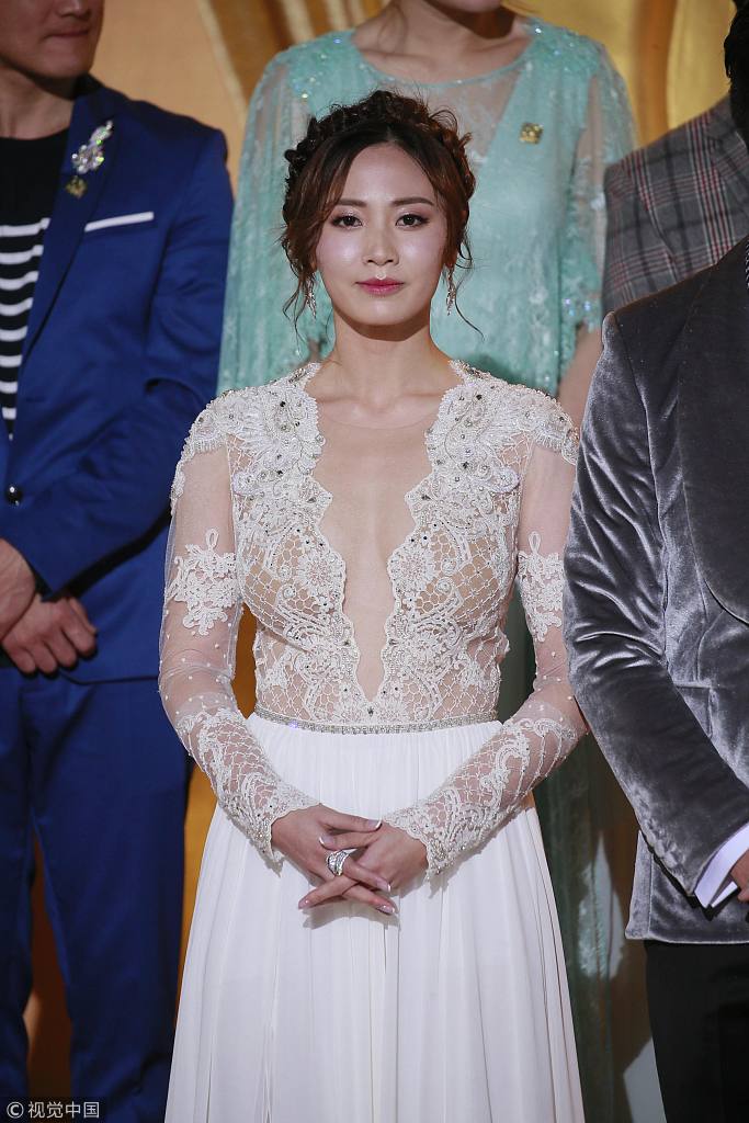 朱晨丽蕾丝低胸开衩裙美艳性感优雅盘发似公主甜笑挥手