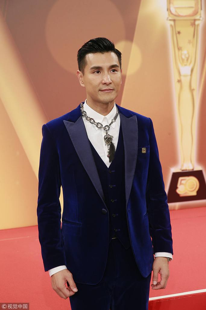 "上届"视帝陈展鹏携黄智雯亮相 蓝色西装 羽毛项链宫廷范