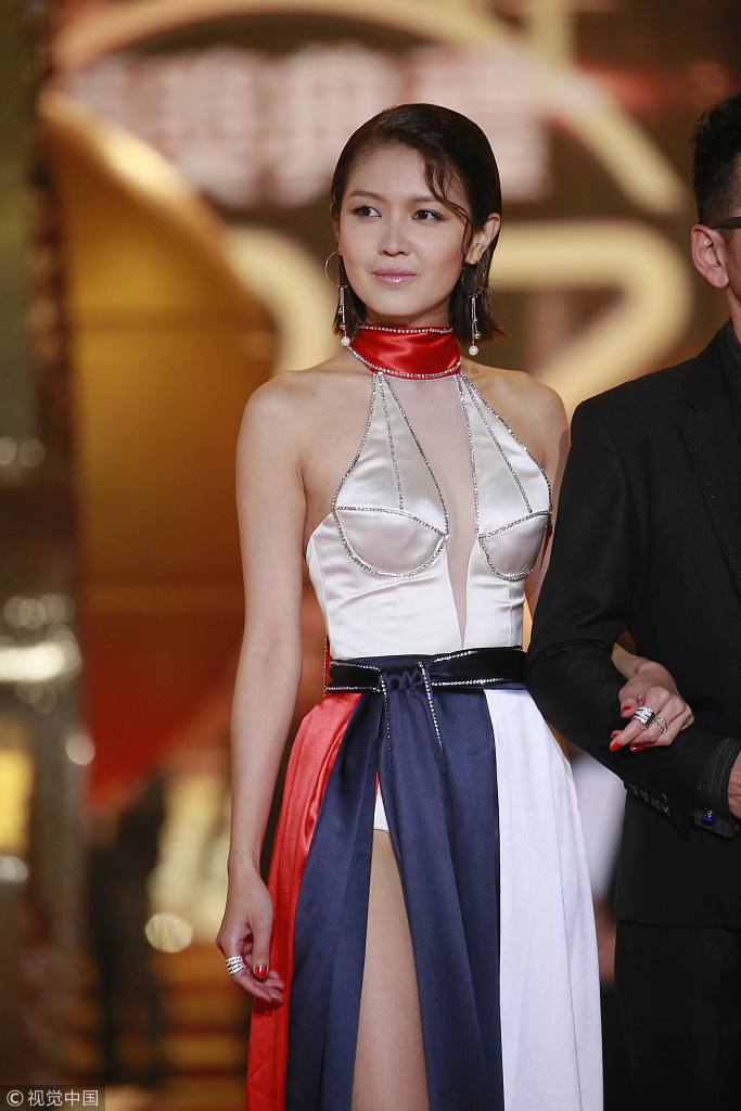 2017tvb台庆红毯陈庭欣开衩裙性感秀美腿不惜走光抢镜