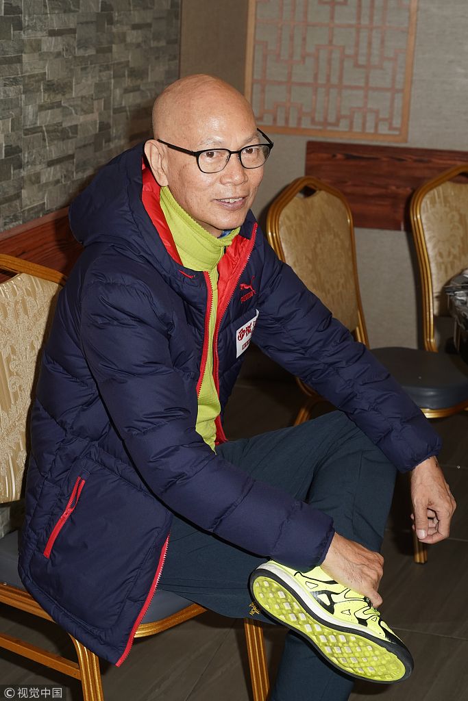 罗家英"老年登山装"出席新片煞科宴 再度演绎"唐僧"现场狂吃零食