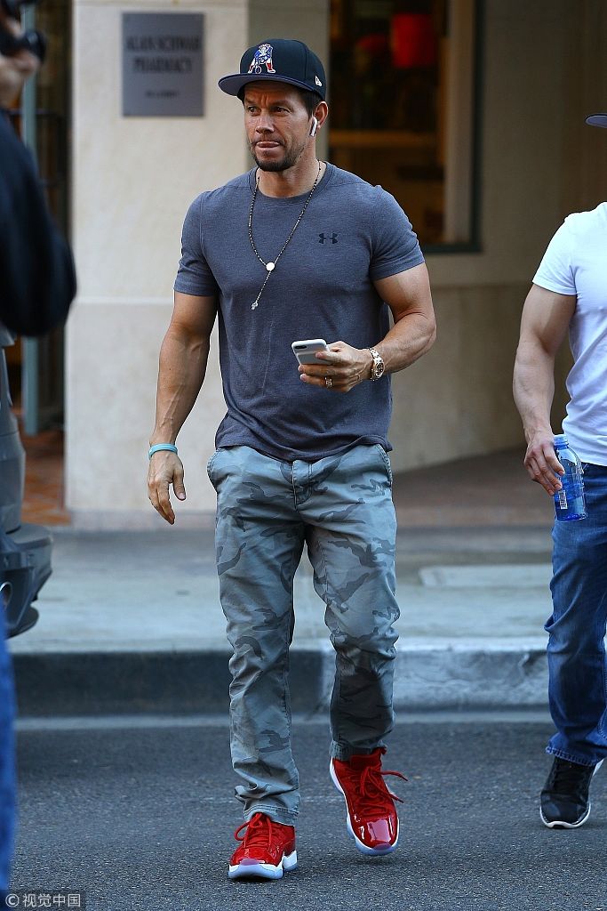 马克·沃尔伯格就医后吐舌卖萌心情佳 穿短t 红鞋胸肌隐现难掩好身材