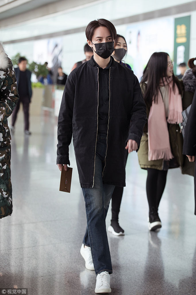 尹正全黑look现身机场瘦成杆 口罩遮面精神十足