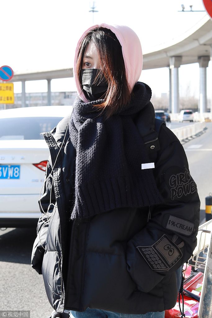 谭松韵新戏杀青口罩遮面返京 头发蓬松眼神略显疲惫