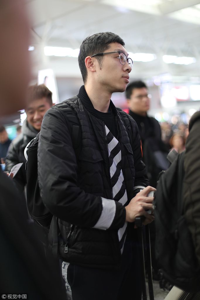 许昕低调现身机场呆萌指路获老大爷凝视 将出战世界杯心事重重表情