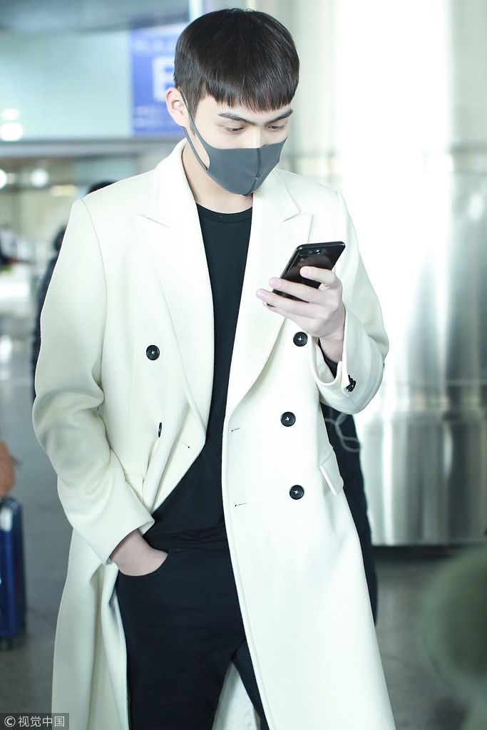 张彬彬齐刘海发型又萌又帅一手插兜一手看手机标准网瘾少年