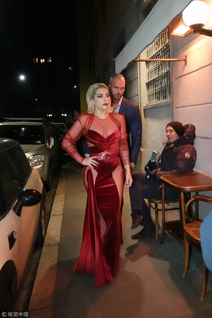 不要低头皇冠会掉!lady gaga透视装大胆露肉 昂首挺胸展女王气场