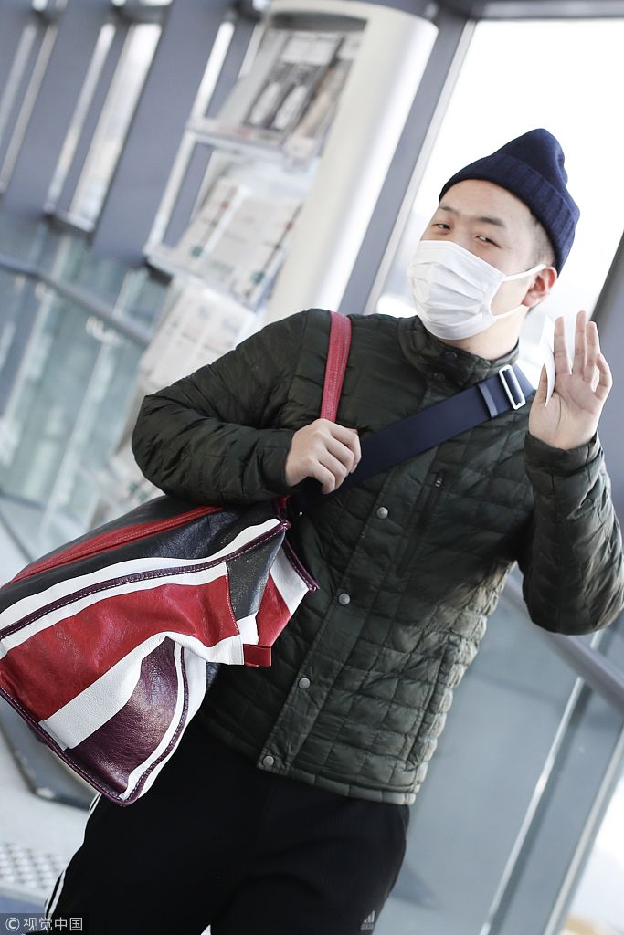 时尚泥石流!杜海涛挺肚腩似遛弯大爷 背着"春运返乡编织袋"