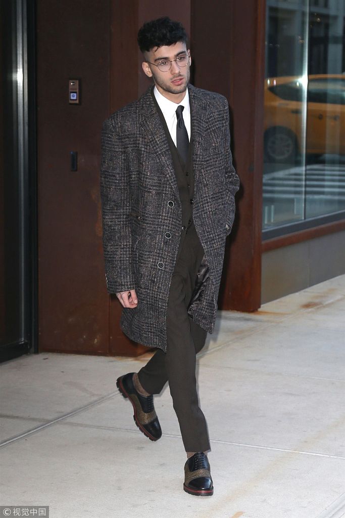 无处安放的舌头!泽恩·马利克帅气外出 与女粉丝合暧昧吐舌表情迷醉