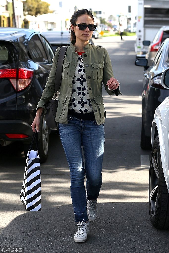 《速激》女主布鲁斯特大方任拍露微笑 昆虫图案t恤逼退密恐患者_新浪