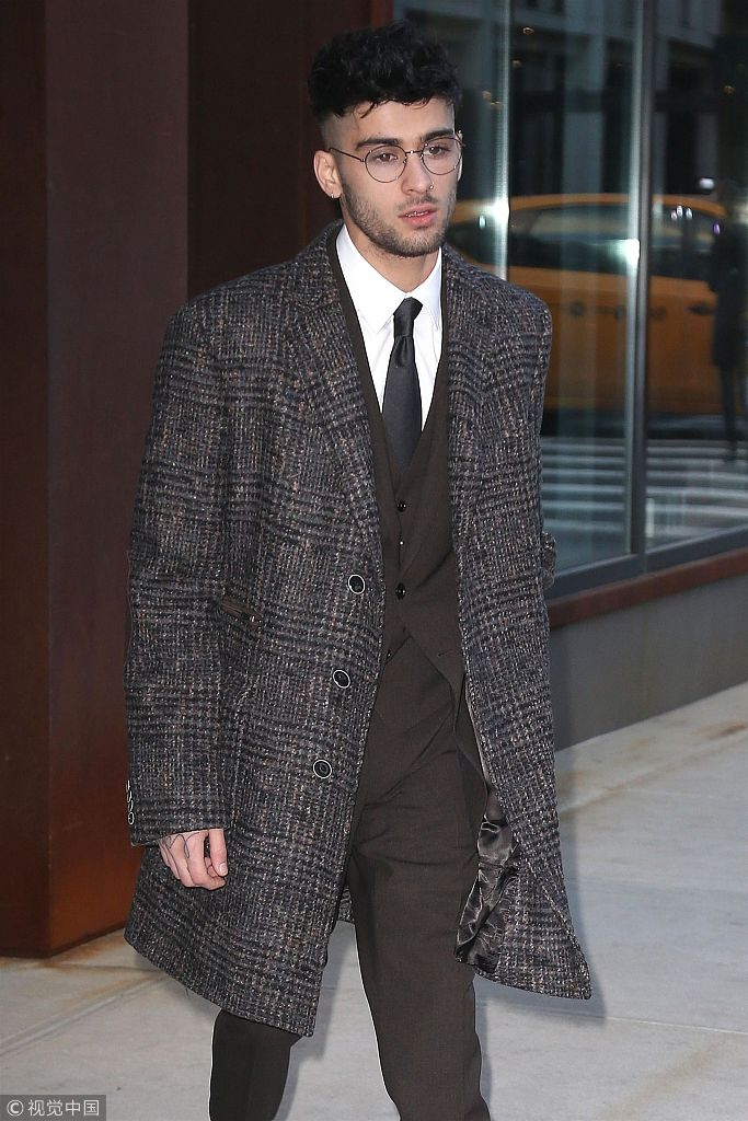 无处安放的舌头!泽恩·马利克帅气外出 与女粉丝合暧昧吐舌表情迷醉