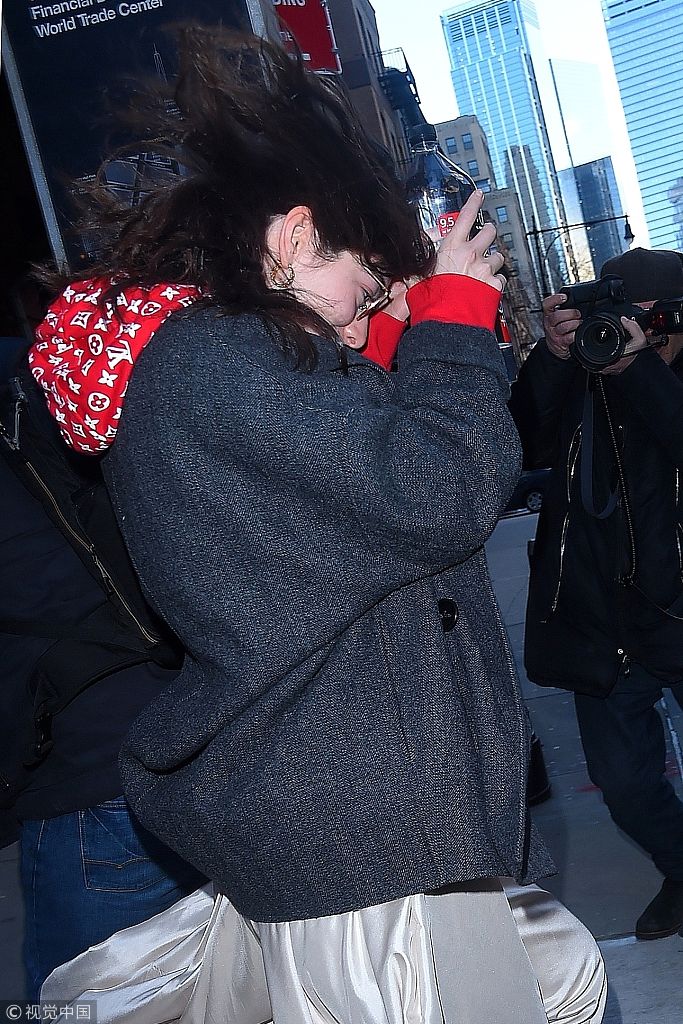 90后歌手洛德外出被拍捂脸狂奔 素颜头发蓬乱不愿上镜