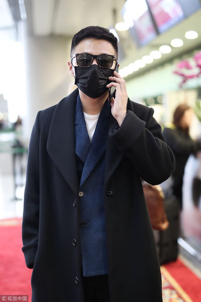 社会我浩哥!李荣浩口罩墨镜似"大哥大" 脚踩小红袜新年走"红运"