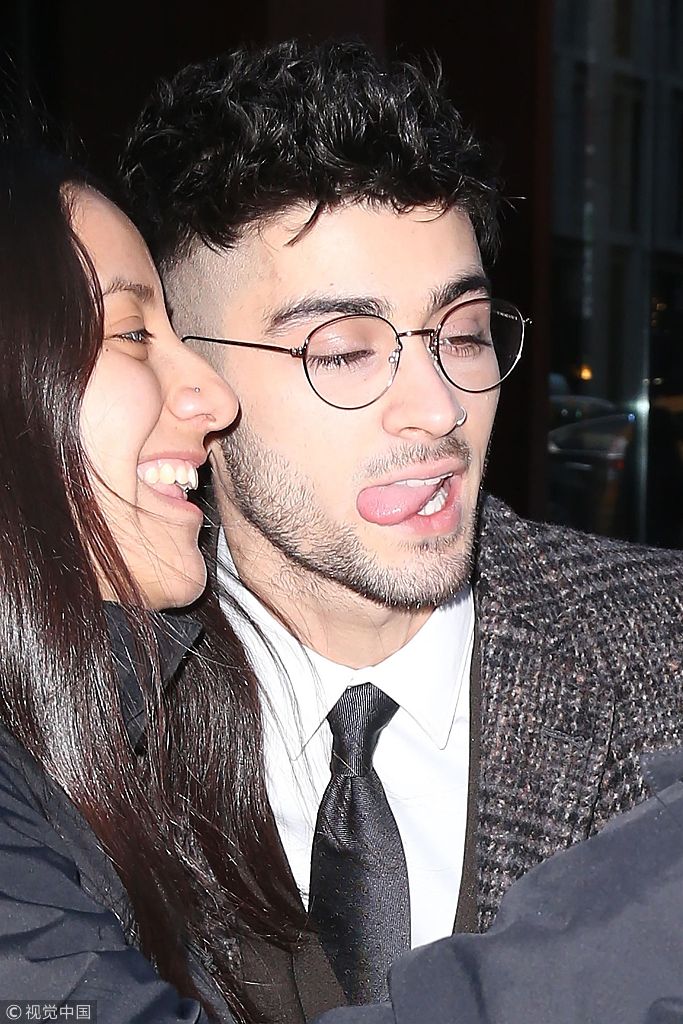 无处安放的舌头!泽恩·马利克帅气外出 与女粉丝合暧昧吐舌表情迷醉