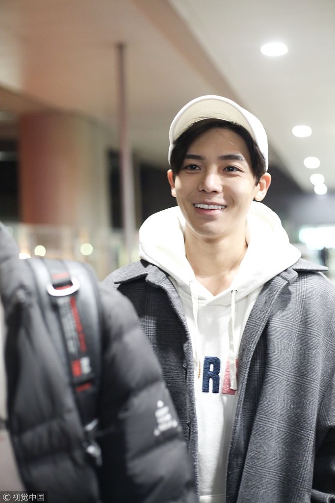 "小猴子"侯明昊一身潮装出行星范足 戴小白帽展迷人笑容杀