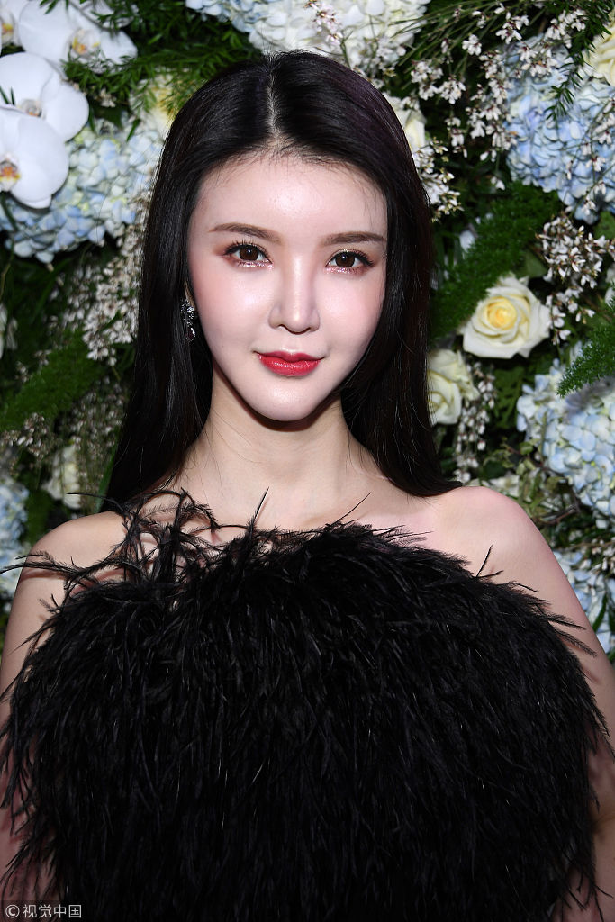 于佩尔现身巴黎高定时装周慈善晚宴网红女星锥子脸抢镜