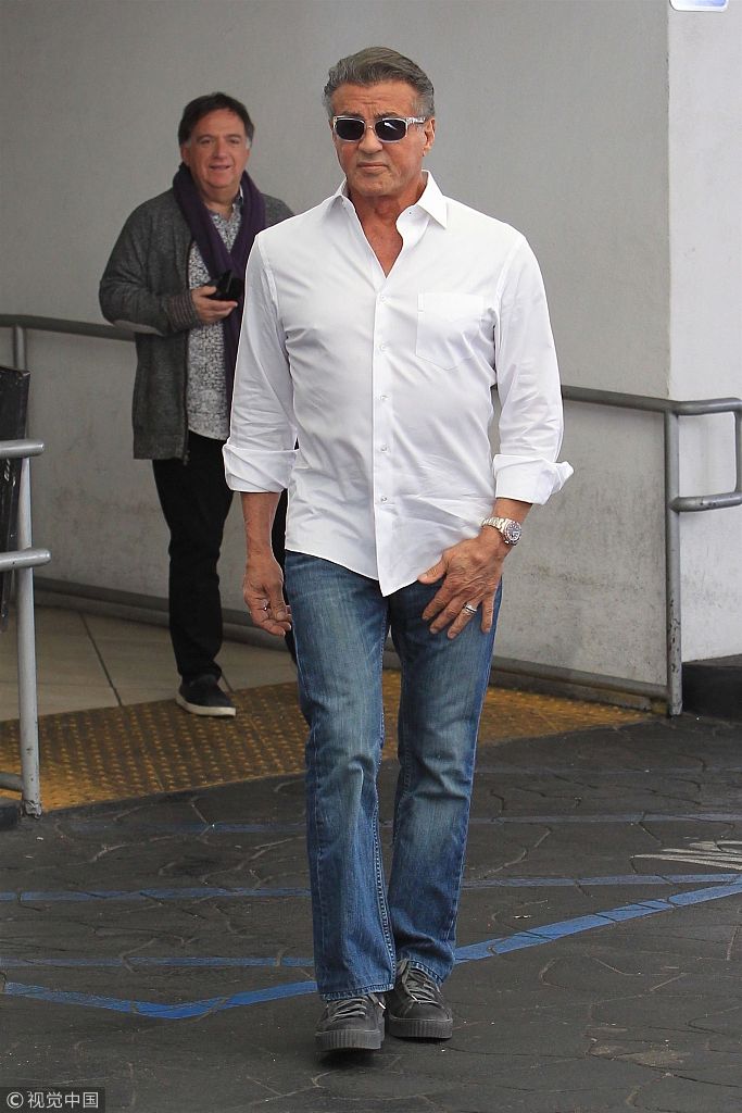 看得出他72岁吗?史泰龙穿白衬衣低调外出 神采奕奕似老男孩_新浪看点