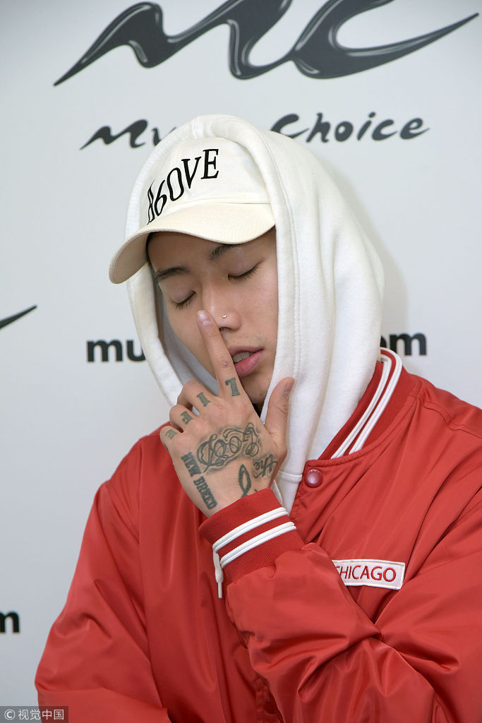 韩国歌手朴宰范现身musicchoice电台闭眼帅酷秀手背纹身