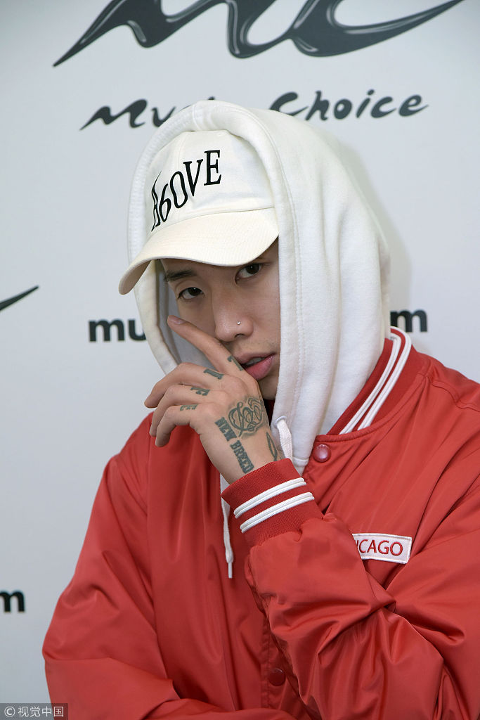 韩国歌手朴宰范现身musicchoice电台闭眼帅酷秀手背纹身