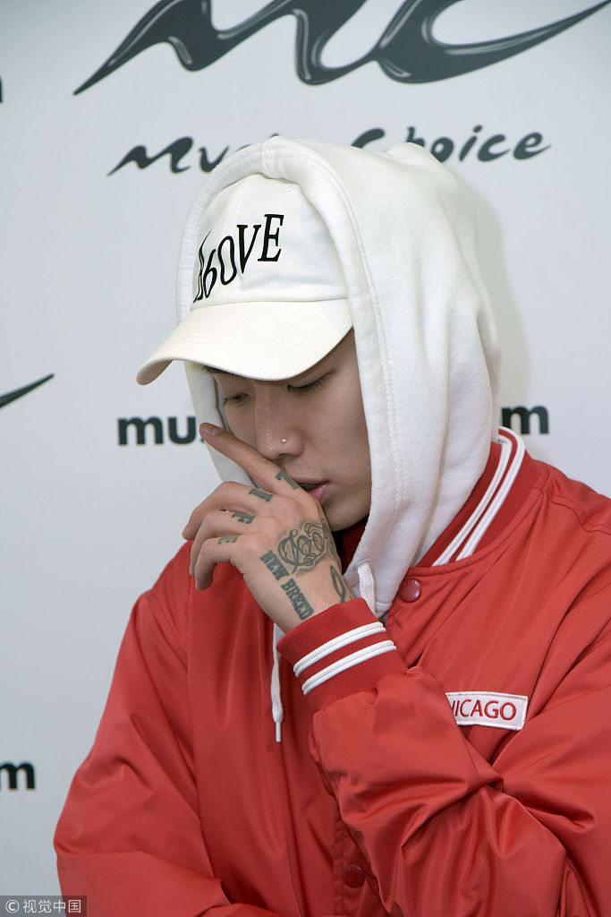 韩国歌手朴宰范现身musicchoice电台闭眼帅酷秀手背纹身