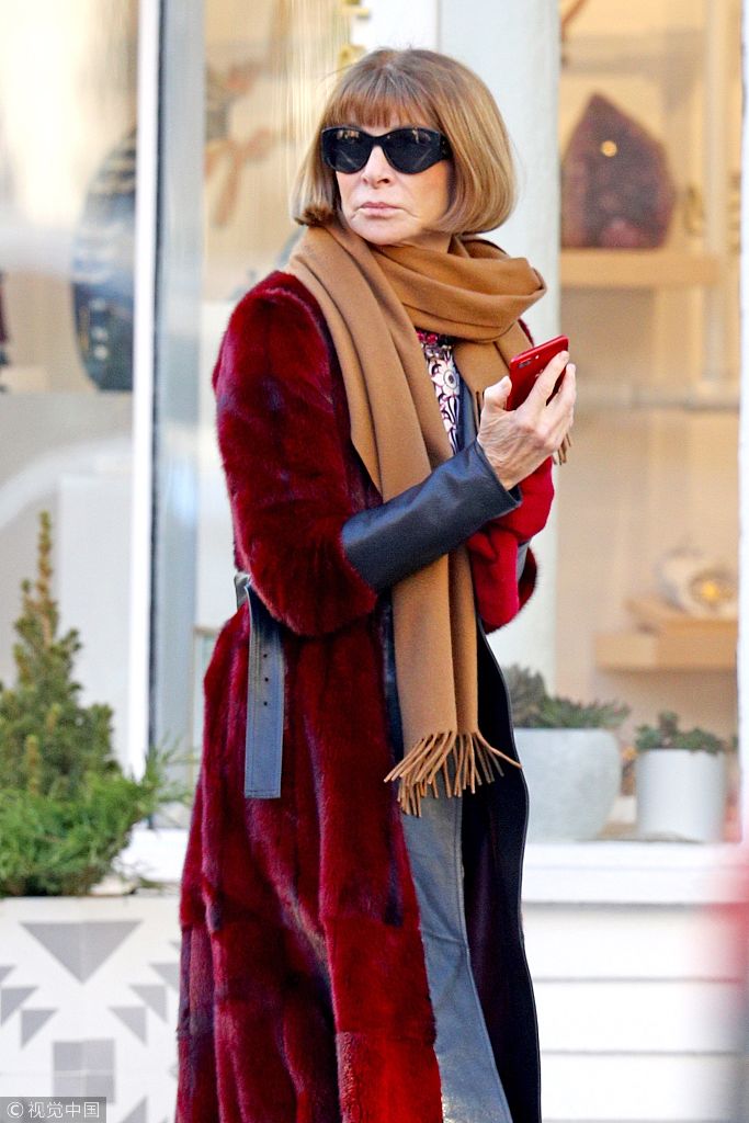 安娜·温图尔红色大衣配长靴走路自带气场 微微仰头若有所思发型减龄