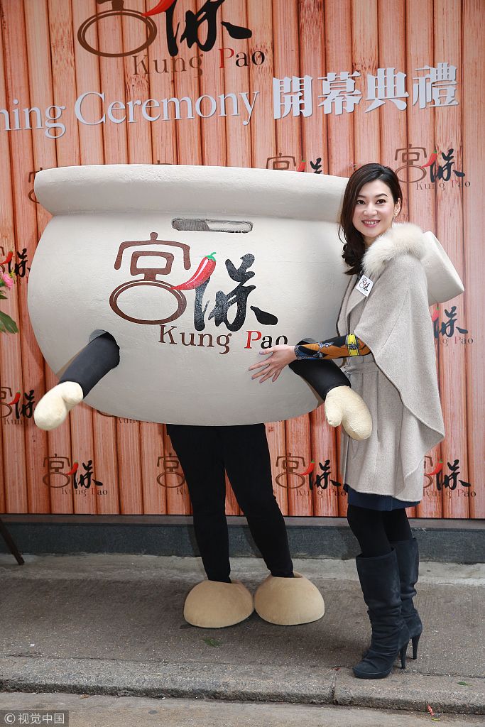 陈伶俐变身"美女老板"现身新店开幕 灰斗篷显出众气质合影玩偶人