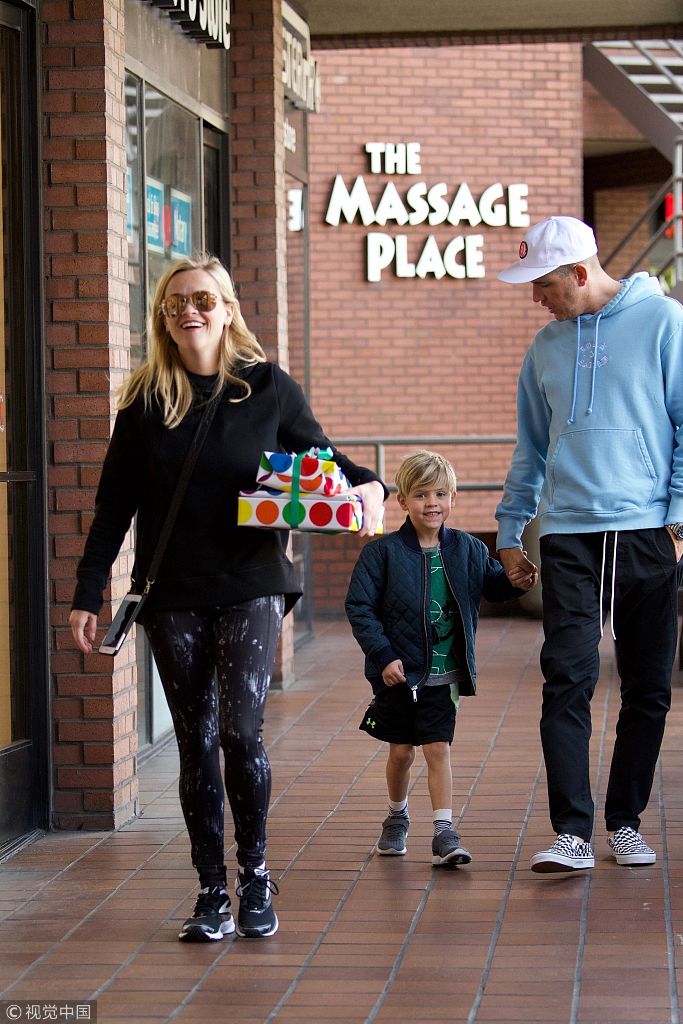 吉祥三宝!昔日甜心威瑟斯彭一家三口去派对 抱礼物不忘照看儿子显母爱