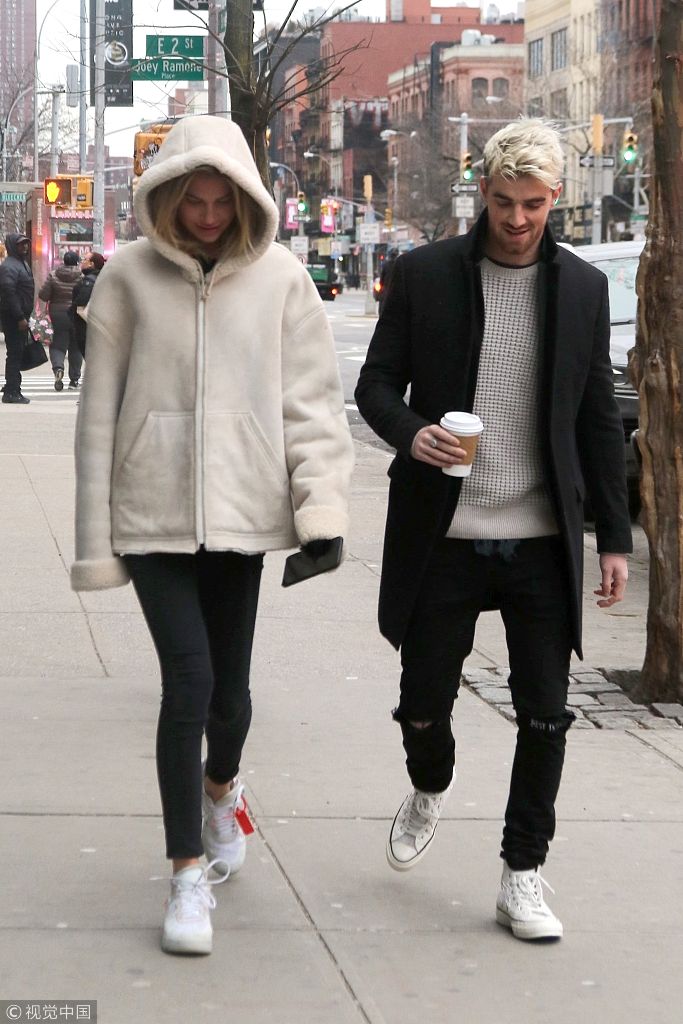 美国纽约,"烟鬼组合"成员安德鲁·塔格特(andrew taggart)与女友现身