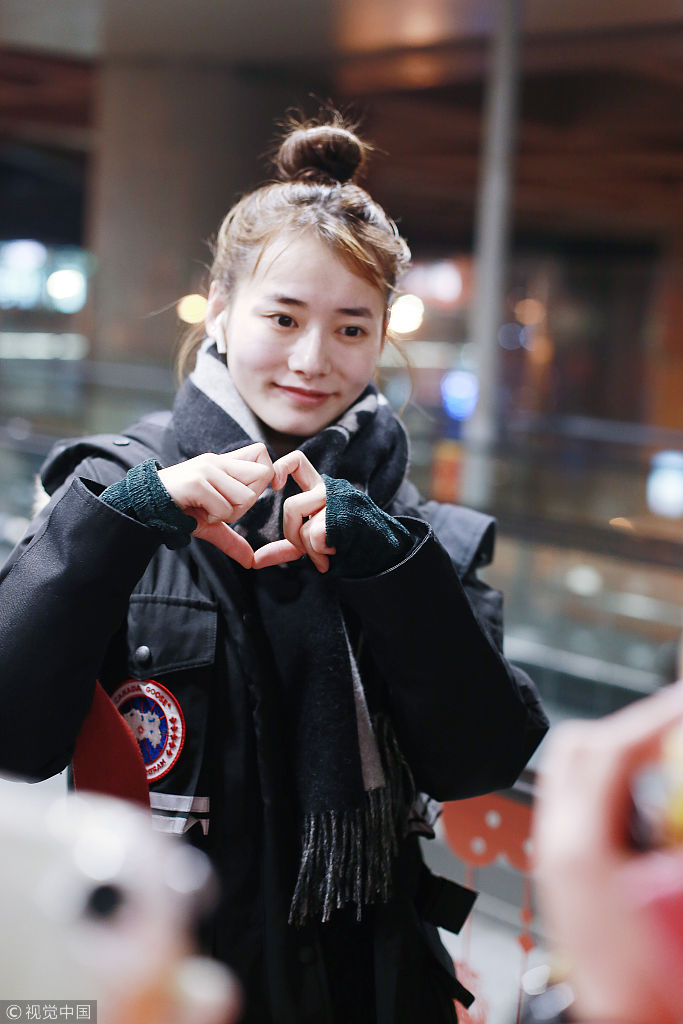 柴碧云素颜亮相机场黑眼圈明显 对镜头比心卖萌捂嘴甜笑似害羞