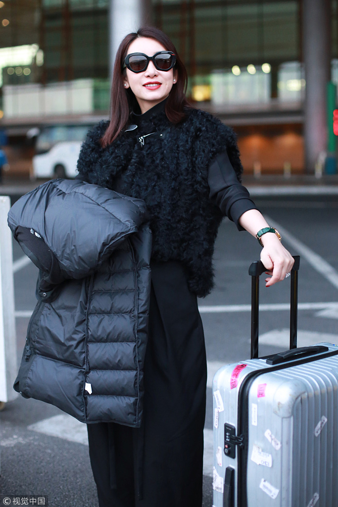 秦海璐现身机场潮出新高度 气质满分气场强大