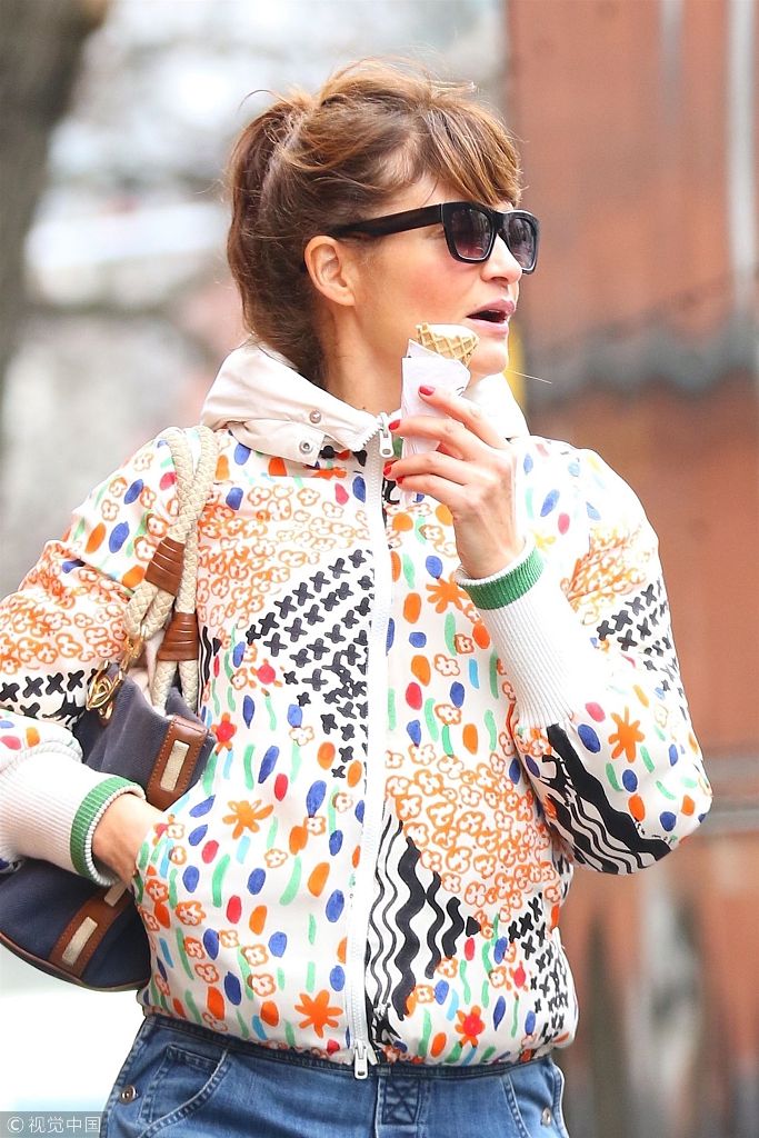 海莲娜·克莉丝汀森冬日吃冰激凌 与长腿男全程热聊似"听讲"