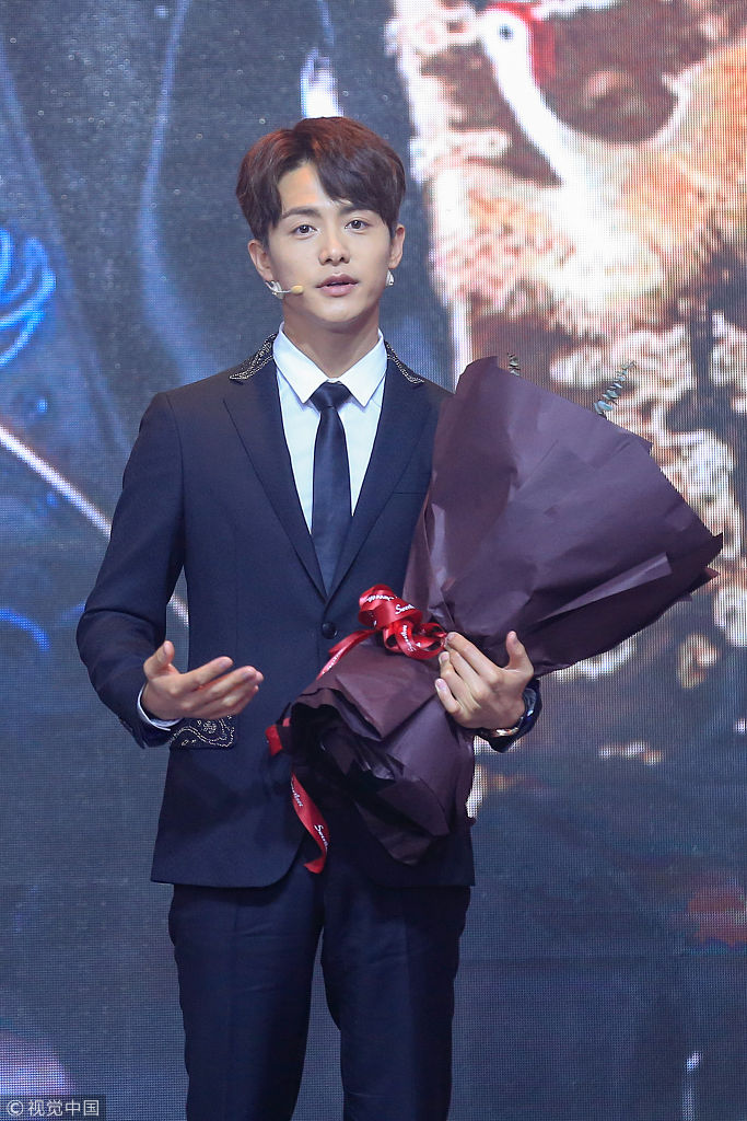 花一样的美男子!马天宇西装革履帅爆 捧鲜花静静伫立如画中人