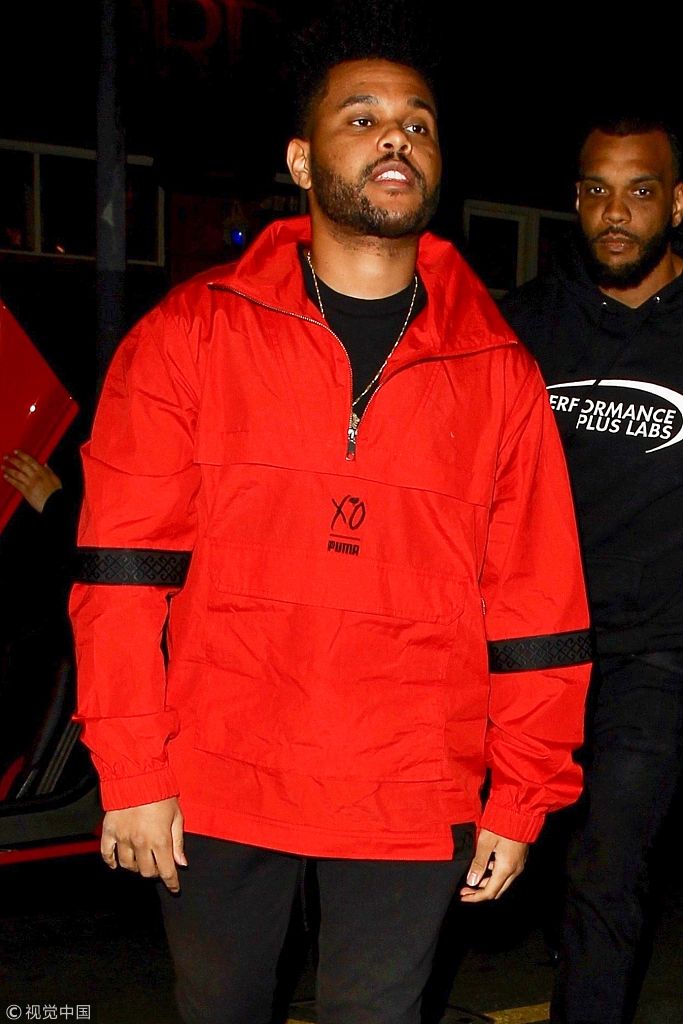 "盆栽哥"the weeknd红色运动装靓丽抢眼 呲牙笑露白牙显呆萌_新浪看点