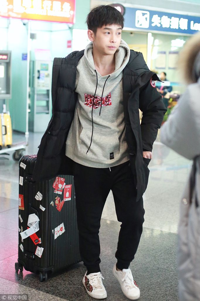 "新晋小生"彭昱畅一身休闲装现身机场 自推行李见镜头一脸呆萌
