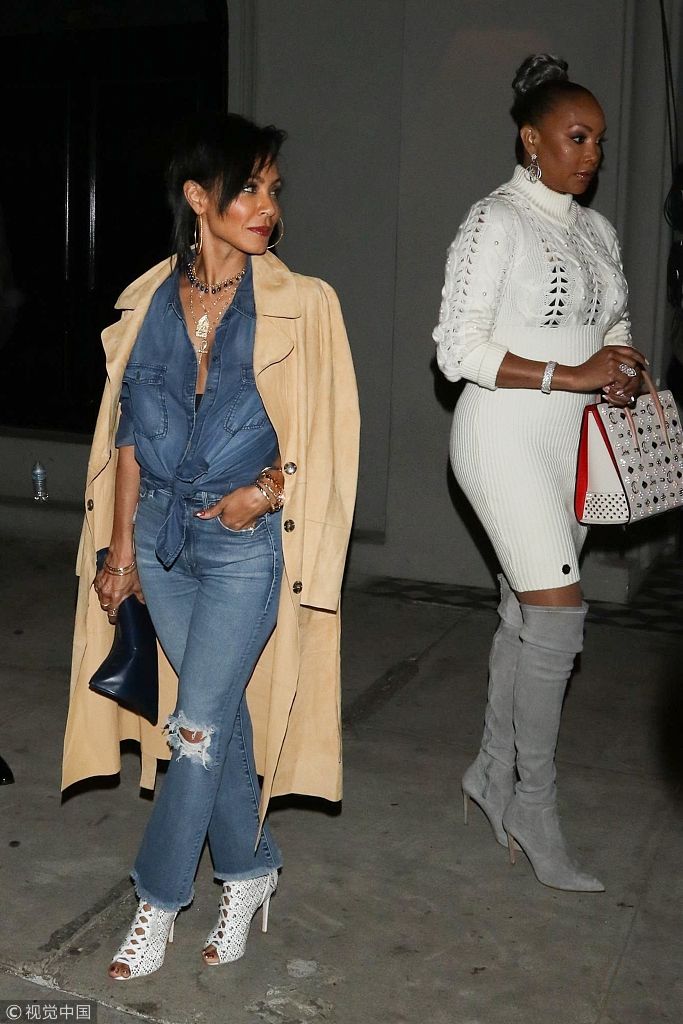 威尔史密斯老婆贾达牛仔衬衫露美胸 与好友就餐走路生风气场足