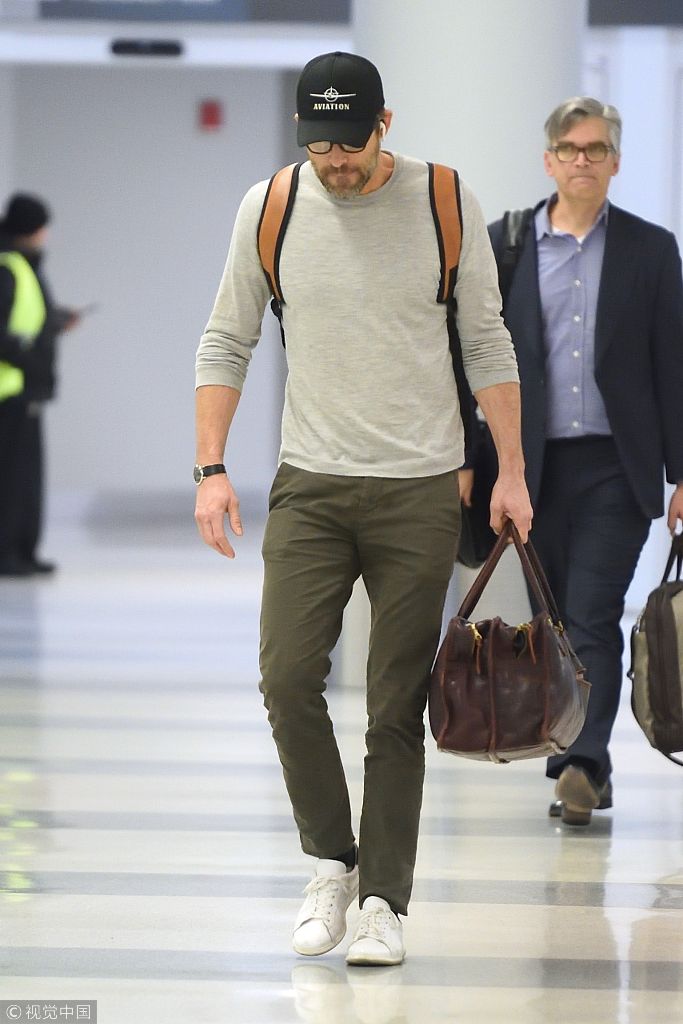 瑞安·雷诺兹(ryan reynolds)现身机场.
