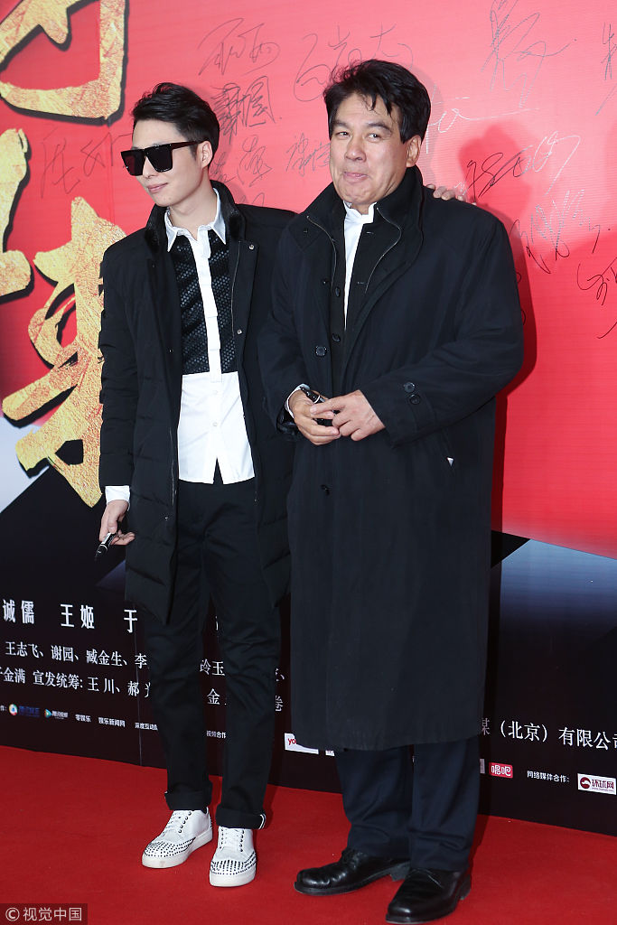 55岁王姬丝绒西装气场足 朱时茂和儿子颜差大,温兆伦获长腿美女挽手臂