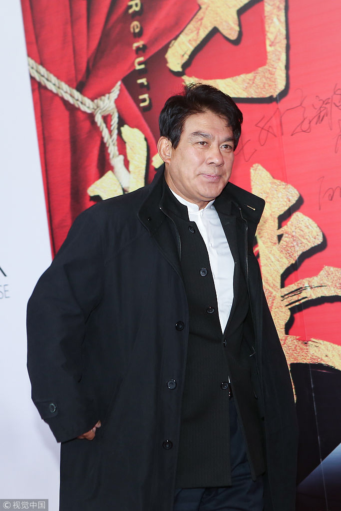 55岁王姬丝绒西装气场足 朱时茂和儿子颜差大,温兆伦获长腿美女挽手臂