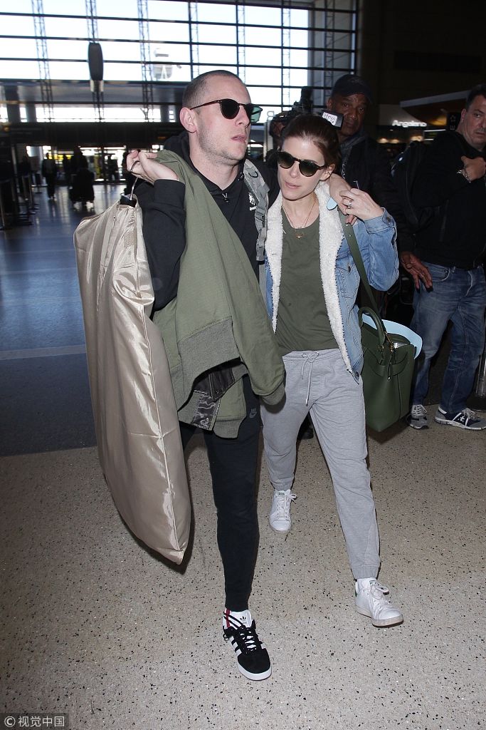 凯特·玛拉与老公搭肩秀恩爱旁若无人 牛仔衣 运动裤舒适不失青春范