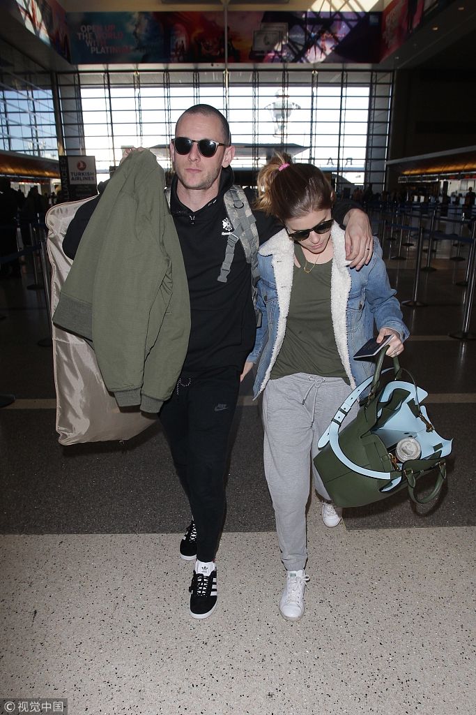 凯特·玛拉与老公搭肩秀恩爱旁若无人 牛仔衣 运动裤舒适不失青春范