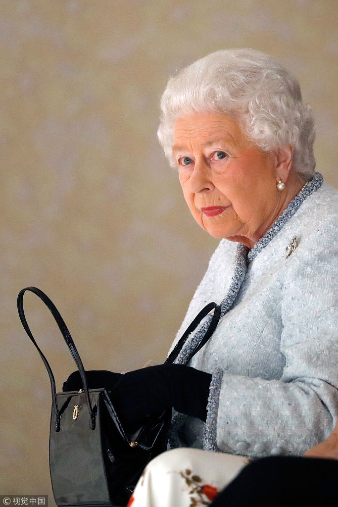 最大牌看秀嘉宾!英国女王授予首届伊丽莎白女王奖 看秀时表情包可爱