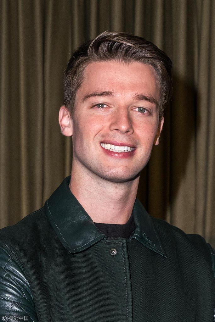 帕特里克·施瓦辛格(patrick schwarzenegger)秀大白牙.