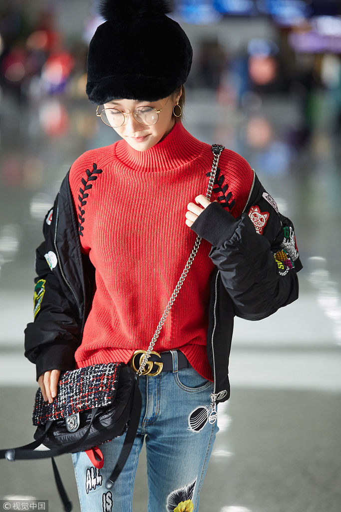 初春机场怎么穿?陈冰大红色高领衫时髦惹眼 半撩衣领凹造型自信满分