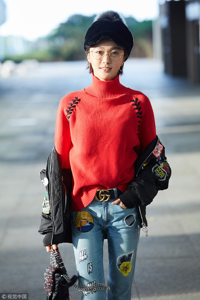 初春机场怎么穿?陈冰大红色高领衫时髦惹眼 半撩衣领凹造型自信满分