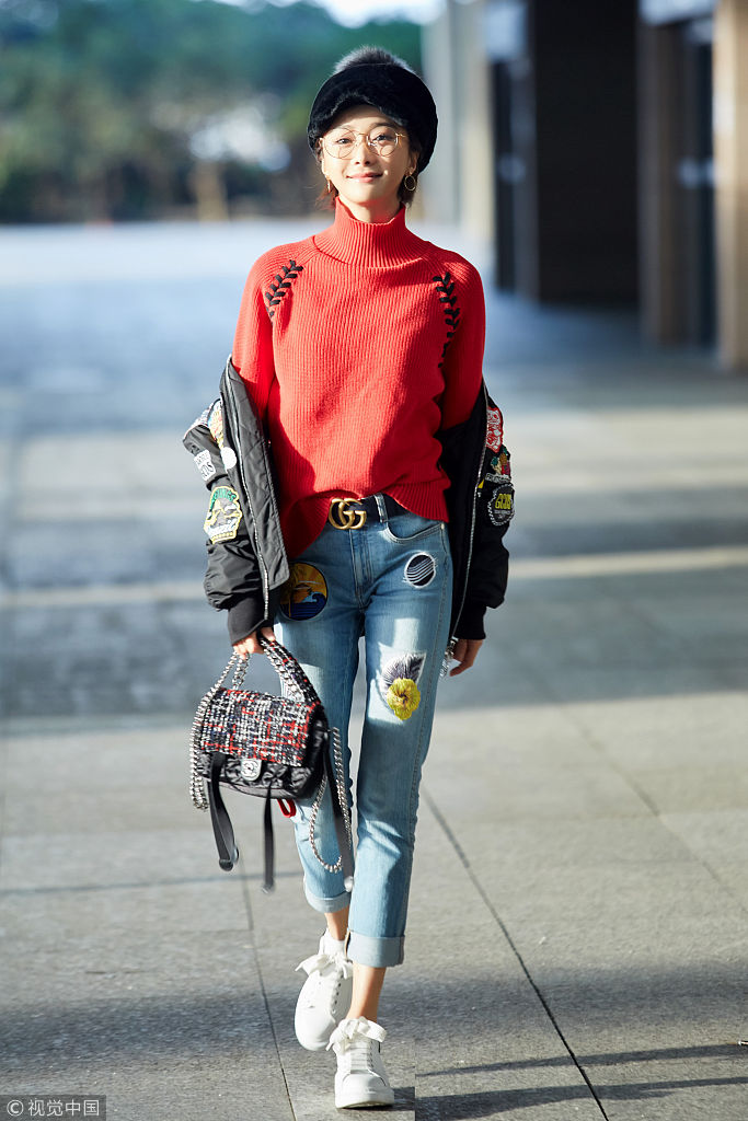 初春机场怎么穿?陈冰大红色高领衫时髦惹眼 半撩衣领凹造型自信满分