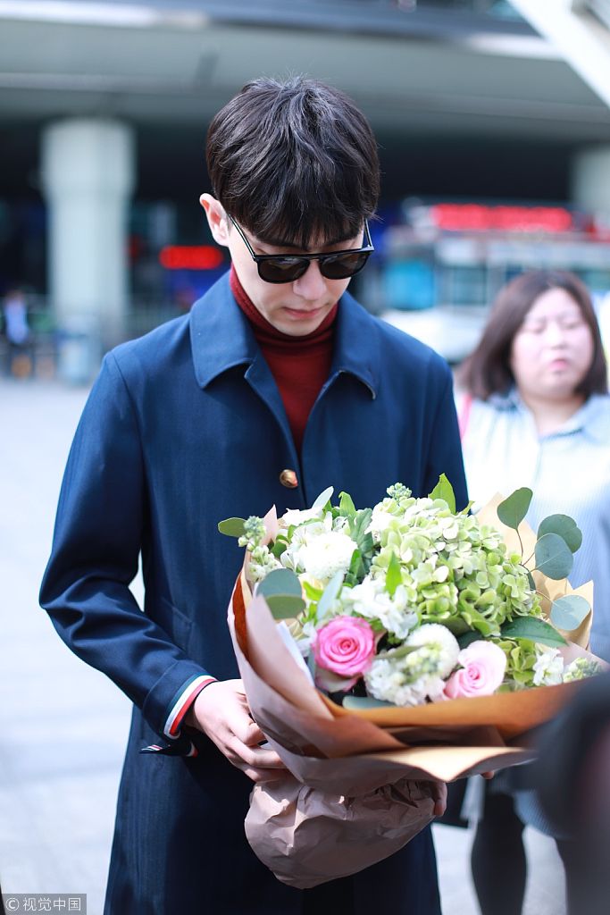 邓伦现身成都机场面无表情一脸高冷 手捧鲜花变身花美男秀长腿