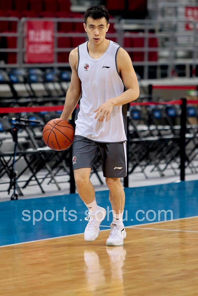 辽宁训练备战 郭少面露笑容赵继伟神色严肃