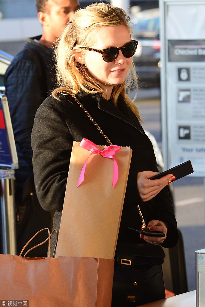 dunst)与未婚夫杰西·普莱蒙 (jesse plemons) 现身机场,克尔斯滕黑超