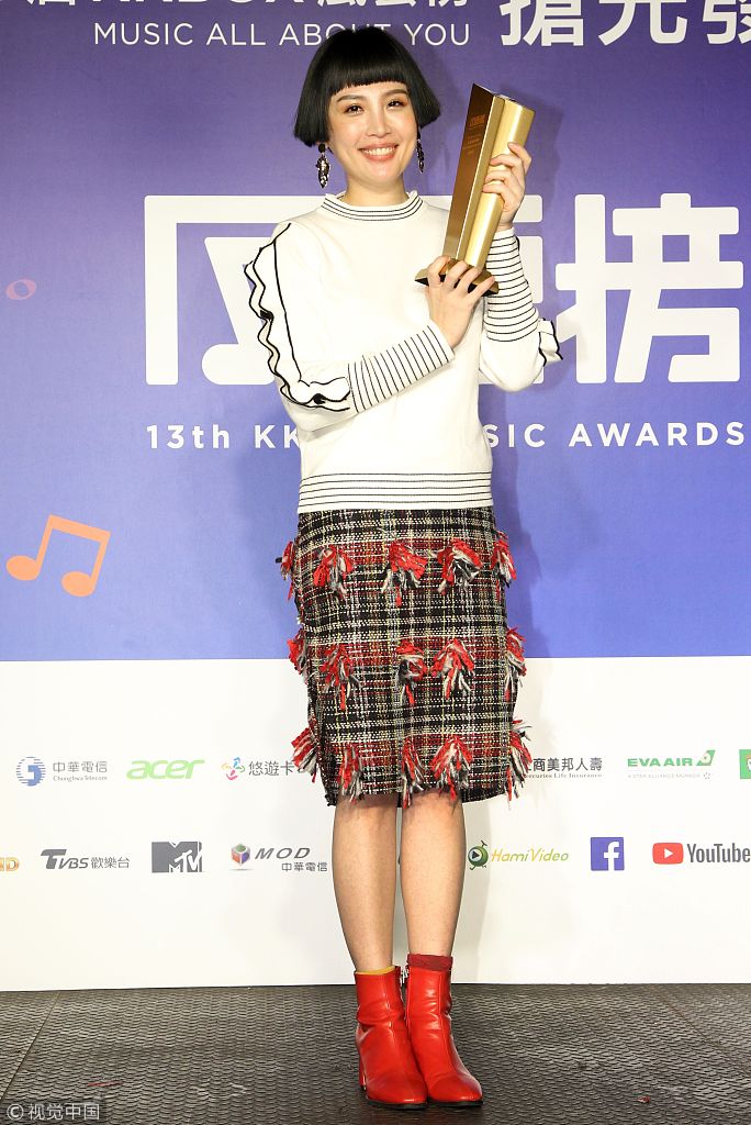 魏如萱踩小红靴领奖"大力秀金杯" j.sheon夺新人奖嘶吼开唱